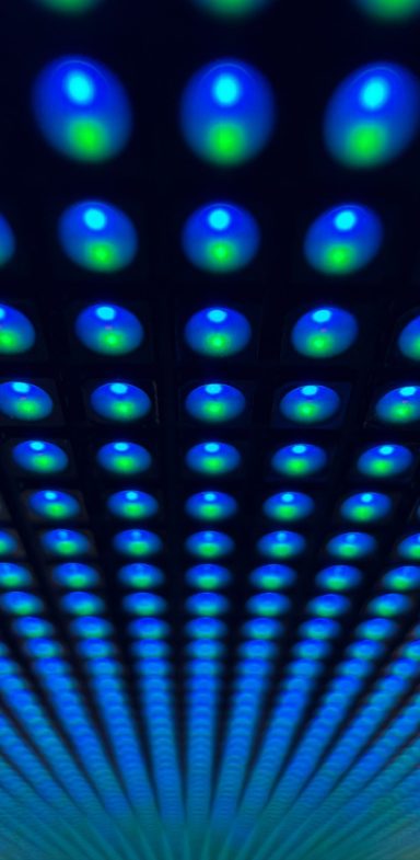 RGpro | Lichttechnik für Tech-Pros und Museen und Behörden Lichttechnik aus blauen und grünen Punkten, die diagonale Linien bilden.