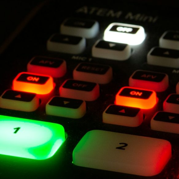 AV-Steuerung für Video- und Medientechnik bei Events Tastatur mit beleuchteten Tasten in verschiedenen Farben, darunter ein grüner und roter Knopf.