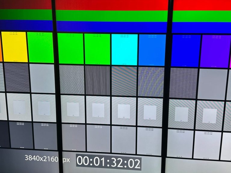 Video-Testbild zur Kalibrierung von LED-Displays und Projektoren Farbige Balken und Graustufen auf einem Bildschirm mit Zeitstempel.