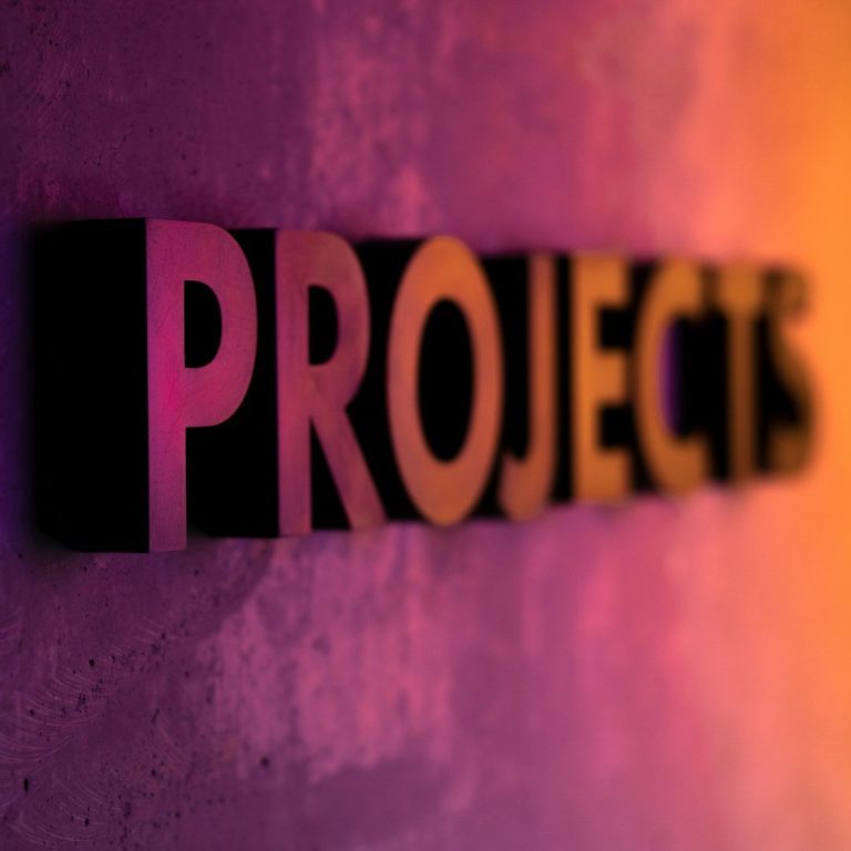 Projektmanagement für Video- und Medientechnik Das Wort "PROJECTS" in stylisierter Schrift vor einem farbigen Hintergrund.