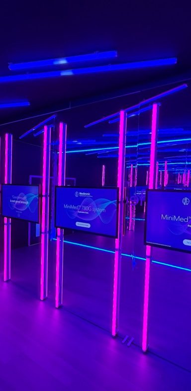 RGpro | Lichttechnik für Tech-Pros und Museen und Behörden Lichttechnik aus blauen und grünen Punkten, die diagonale Linien bilden.